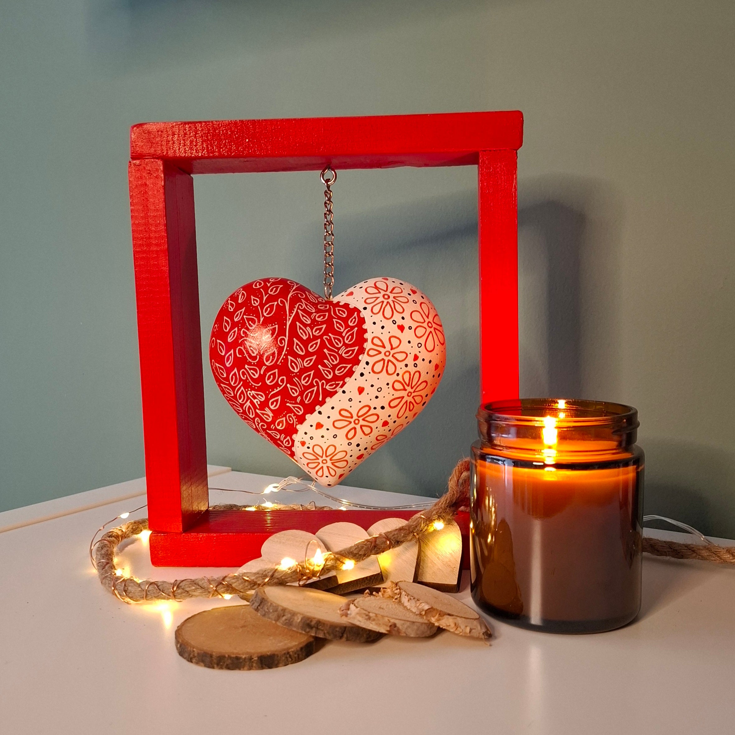 ΚΡΕΜΑΣΤΗ ΞΥΛΙΝΗ ΚΑΡΔΙΑ ΣΕ ΠΛΑΙΣΙΟ