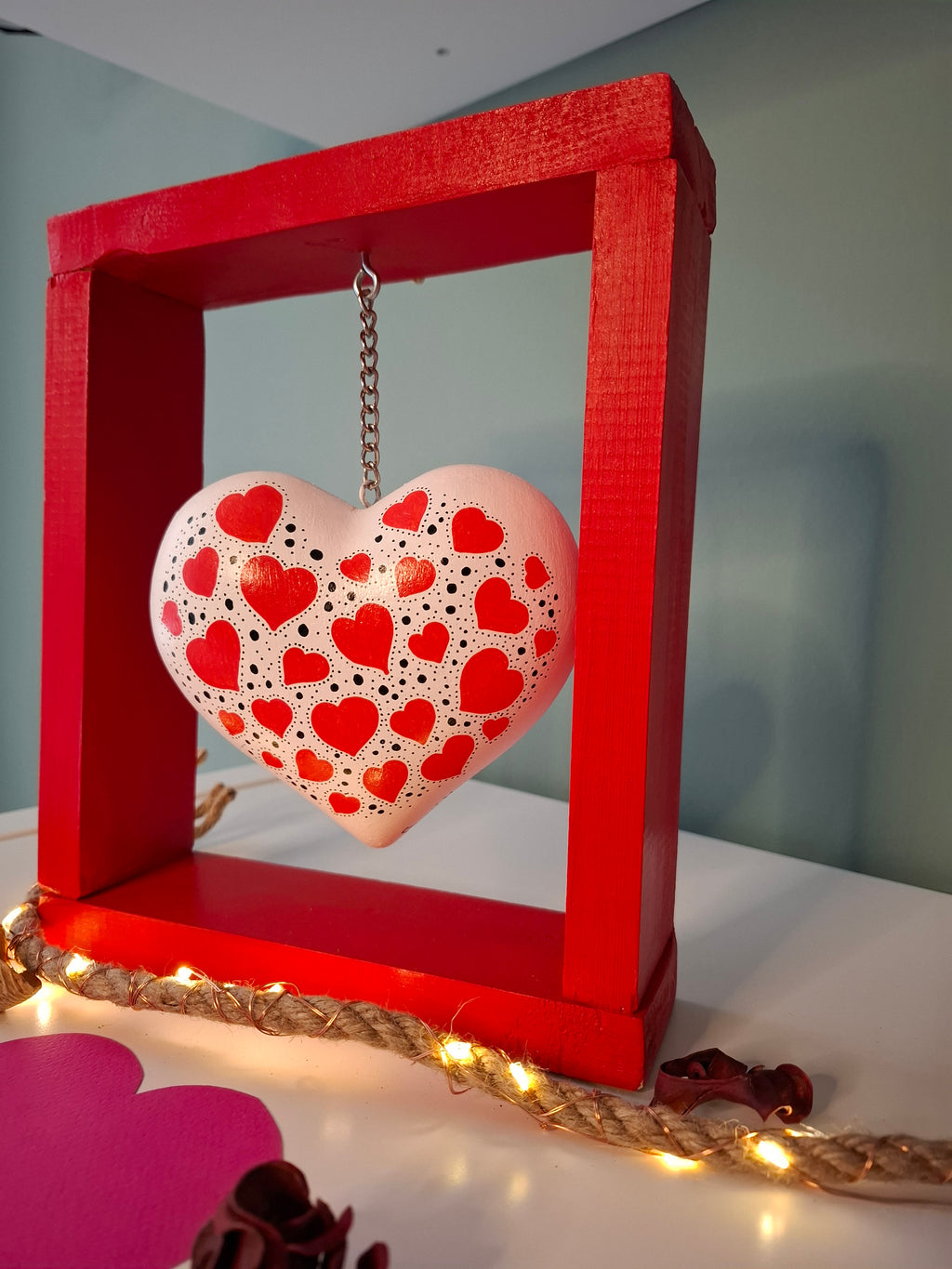 ΚΡΕΜΑΣΤΗ ΞΥΛΙΝΗ ΚΑΡΔΙΑ ΣΕ ΠΛΑΙΣΙΟ