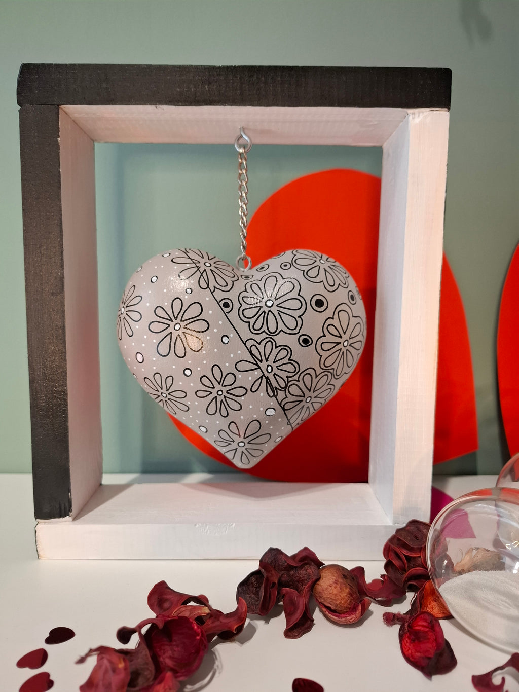 ΚΡΕΜΑΣΤΗ ΞΥΛΙΝΗ ΚΑΡΔΙΑ ΣΕ ΠΛΑΙΣΙΟ