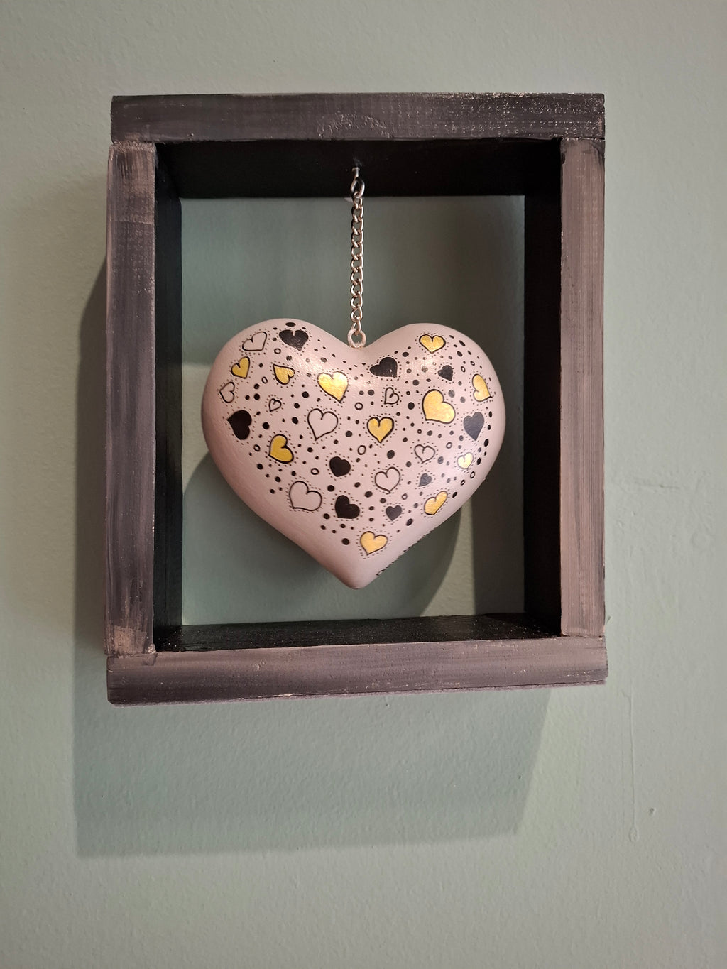 ΚΡΕΜΑΣΤΗ ΞΥΛΙΝΗ ΚΑΡΔΙΑ ΣΕ ΠΛΑΙΣΙΟ