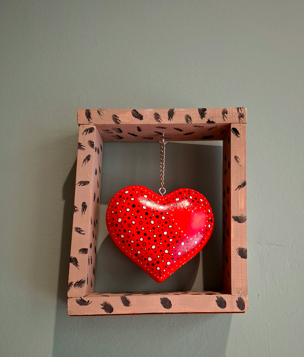 ΚΡΕΜΑΣΤΗ ΞΥΛΙΝΗ ΚΑΡΔΙΑ ΣΕ ΠΛΑΙΣΙΟ