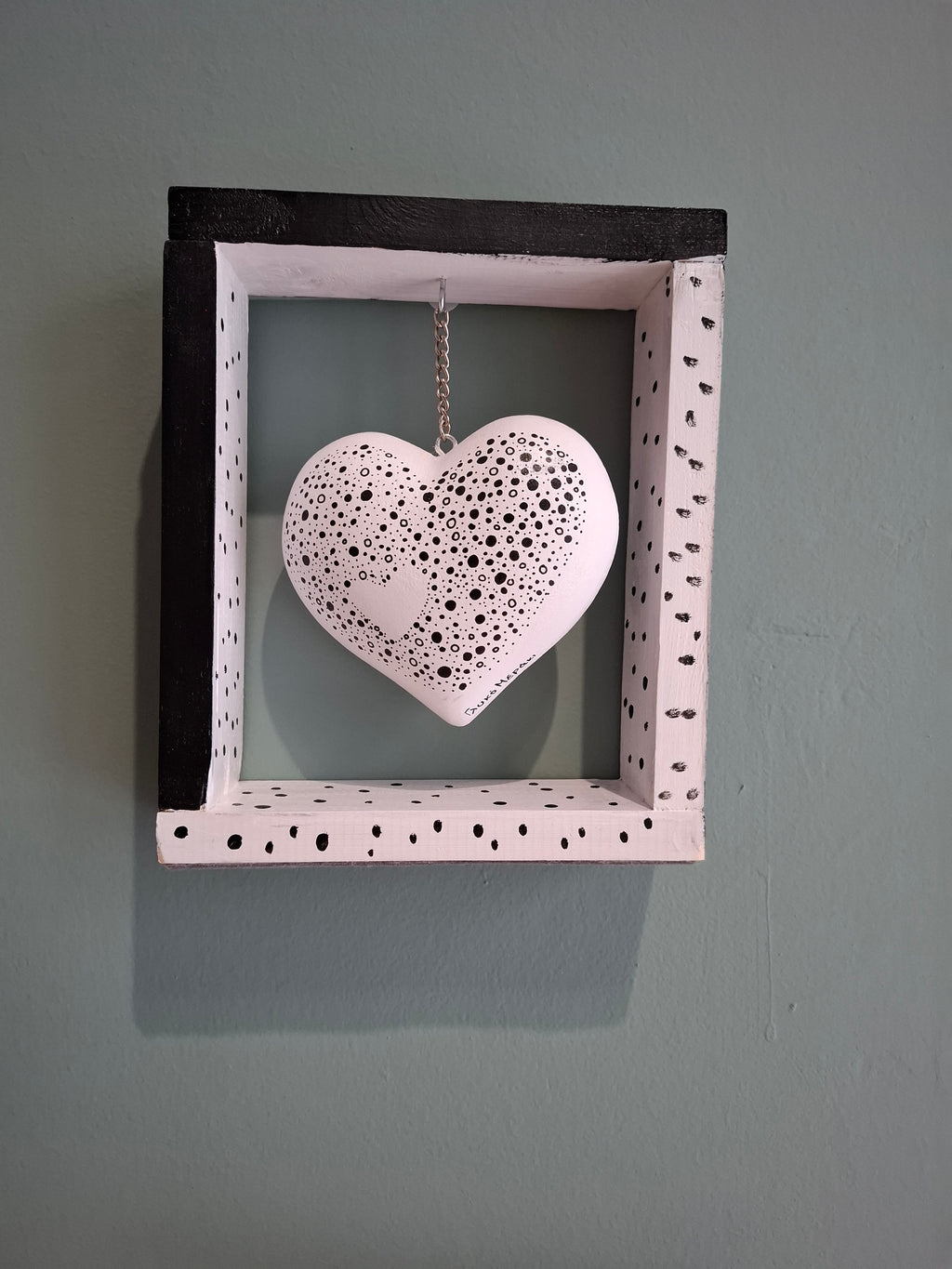 ΚΡΕΜΑΣΤΗ ΞΥΛΙΝΗ ΚΑΡΔΙΑ ΣΕ ΠΛΑΙΣΙΟ