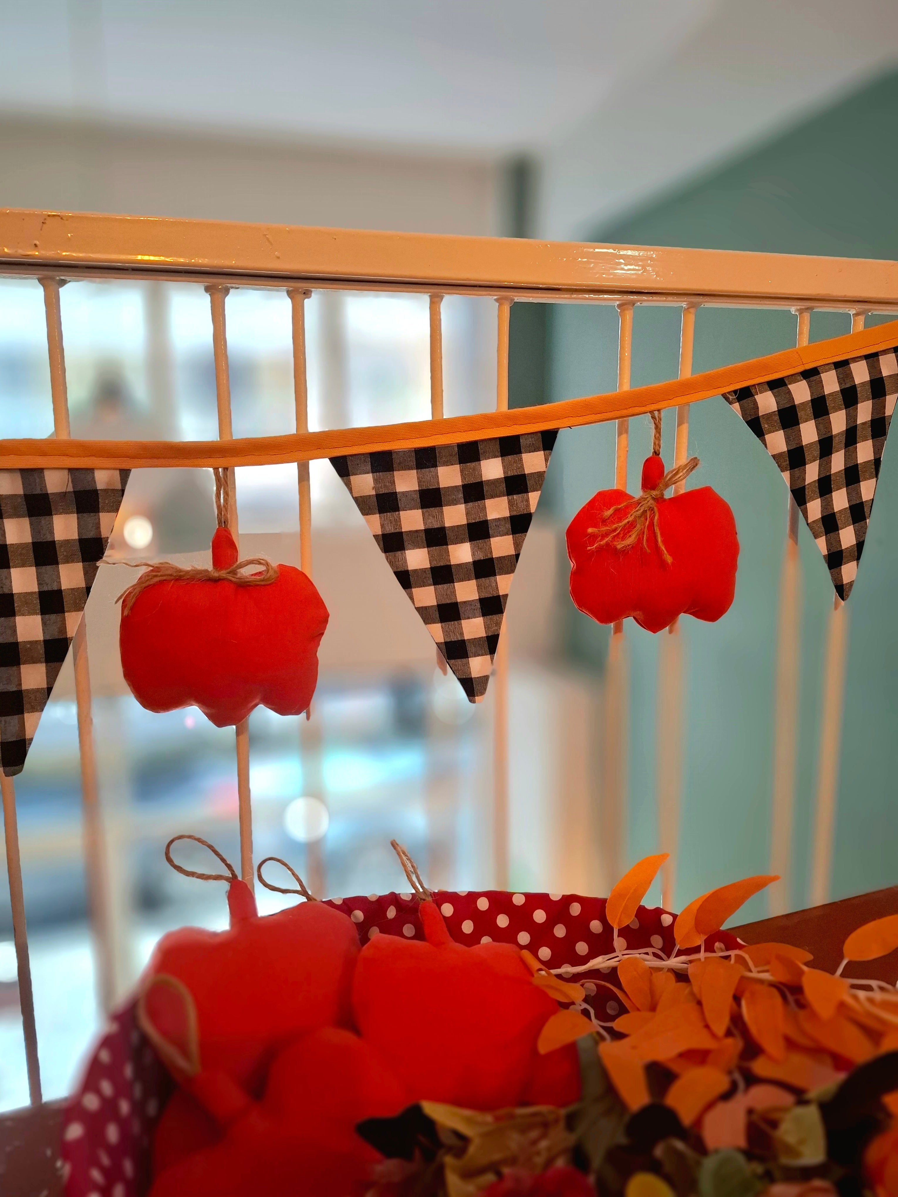 Γιρλάντα με Κολοκύθες 2025-με Καρό Ασπρόμαυρα Σημαιάκια -1.5m