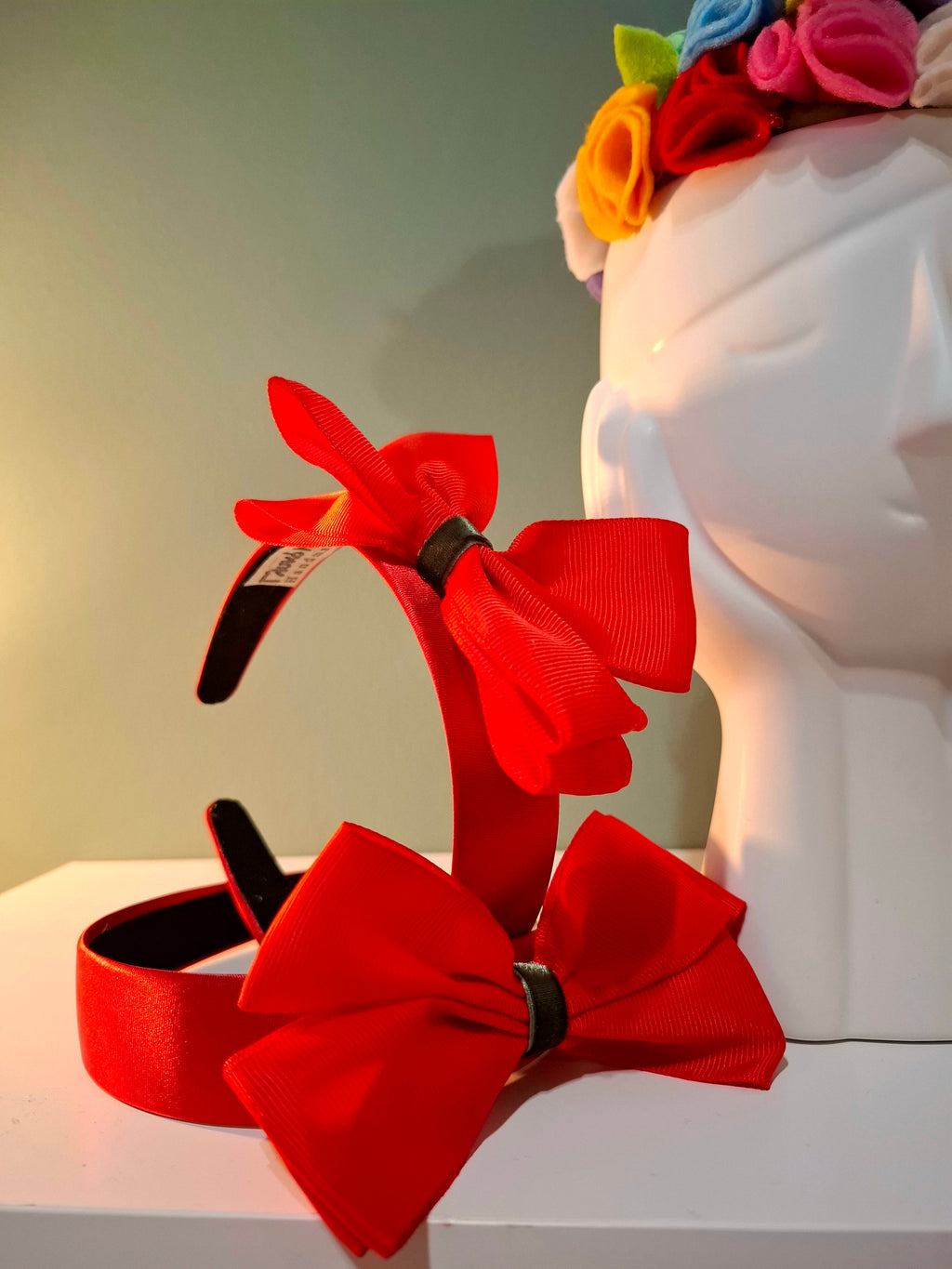 ΓΙΟΡΤΙΝΗ ΚΟΚΚΙΝΗ ΣΤΕΚΑ ΜΕ ΦΙΟΓΚΟ