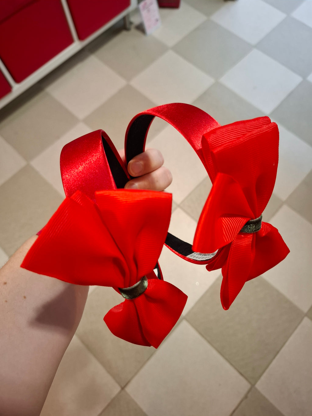 ΓΙΟΡΤΙΝΗ ΚΟΚΚΙΝΗ ΣΤΕΚΑ ΜΕ ΦΙΟΓΚΟ