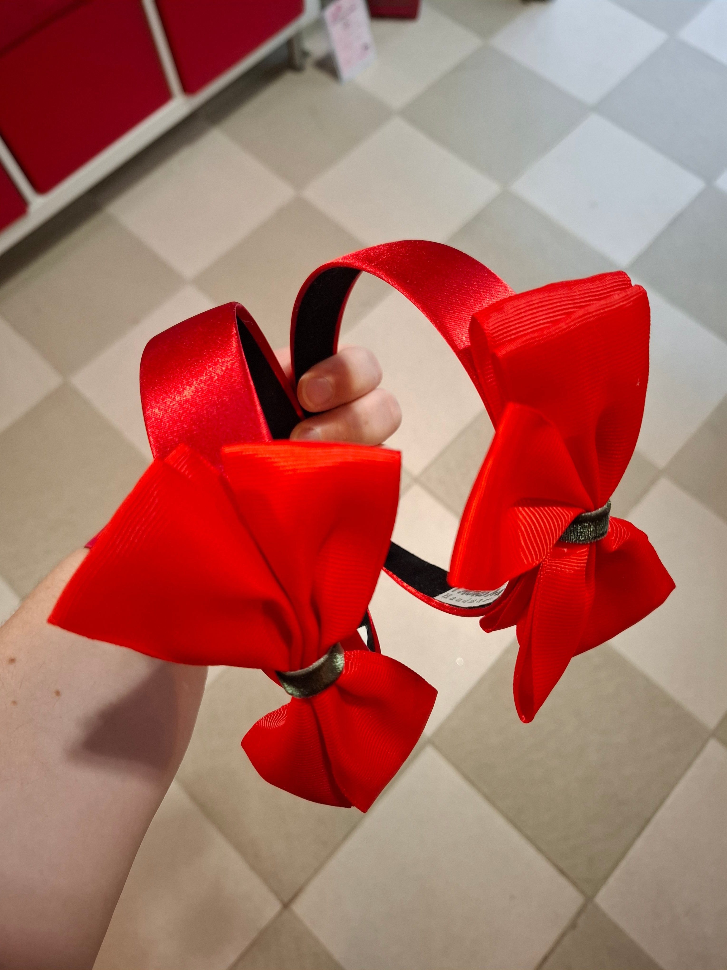 ΓΙΟΡΤΙΝΗ ΚΟΚΚΙΝΗ ΣΤΕΚΑ ΜΕ ΦΙΟΓΚΟ