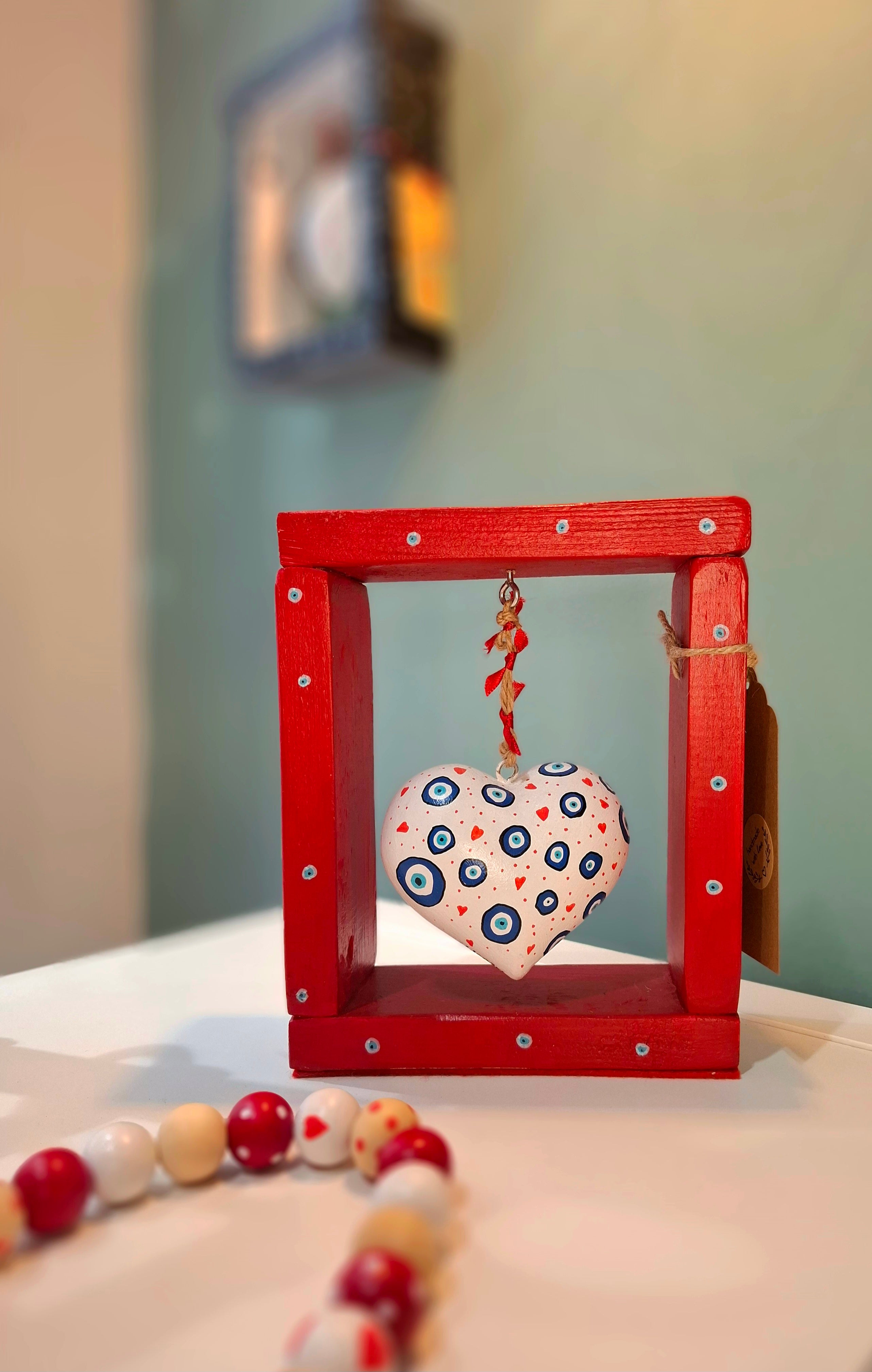 ΜΙΚΡΗ ΚΡΕΜΑΣΤΗ ΞΥΛΙΝΗ ΚΑΡΔΙΑ ΣΕ ΠΛΑΙΣΙΟ