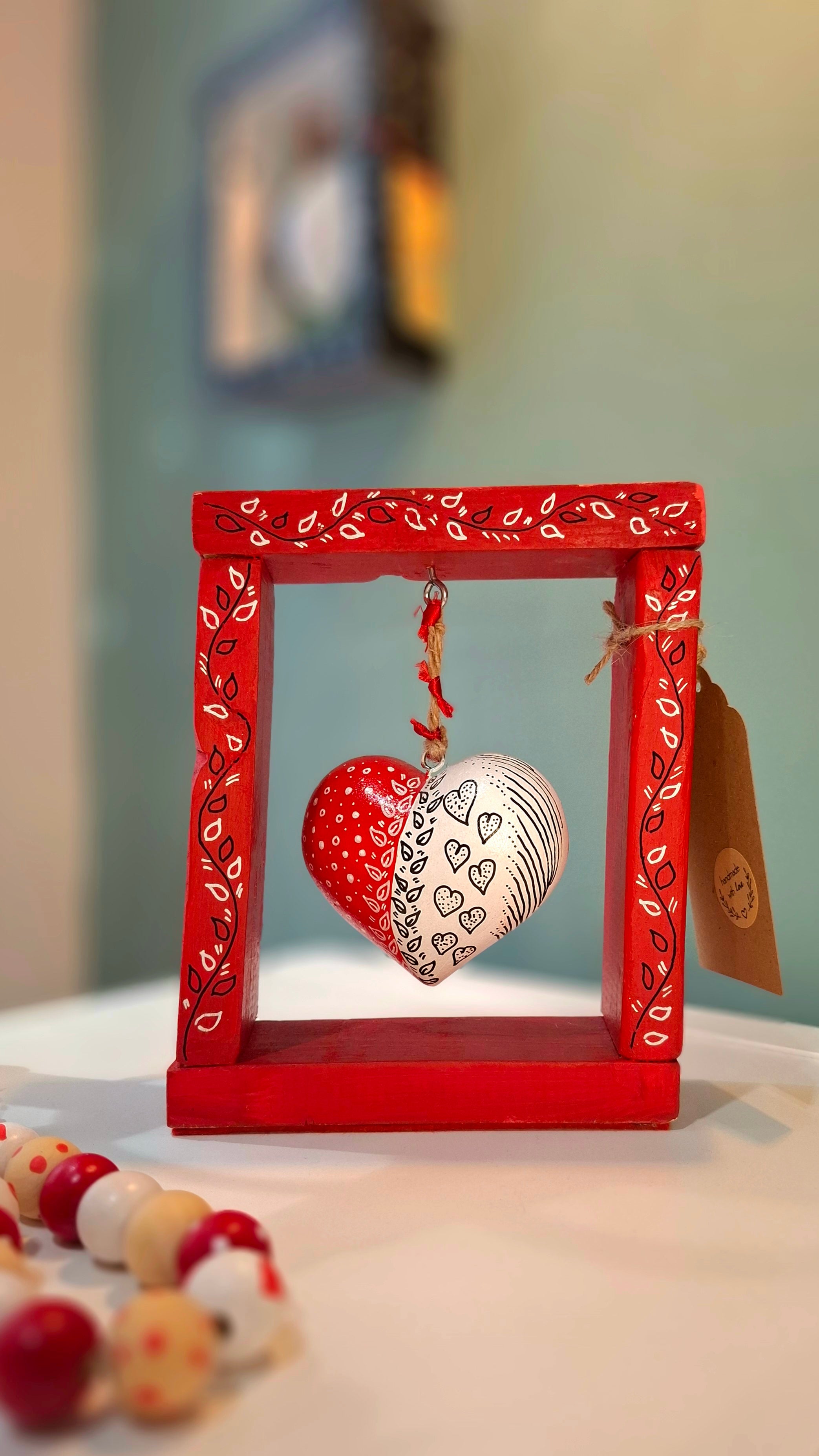 ΜΙΚΡΗ ΚΡΕΜΑΣΤΗ ΞΥΛΙΝΗ ΚΑΡΔΙΑ ΣΕ ΠΛΑΙΣΙΟ