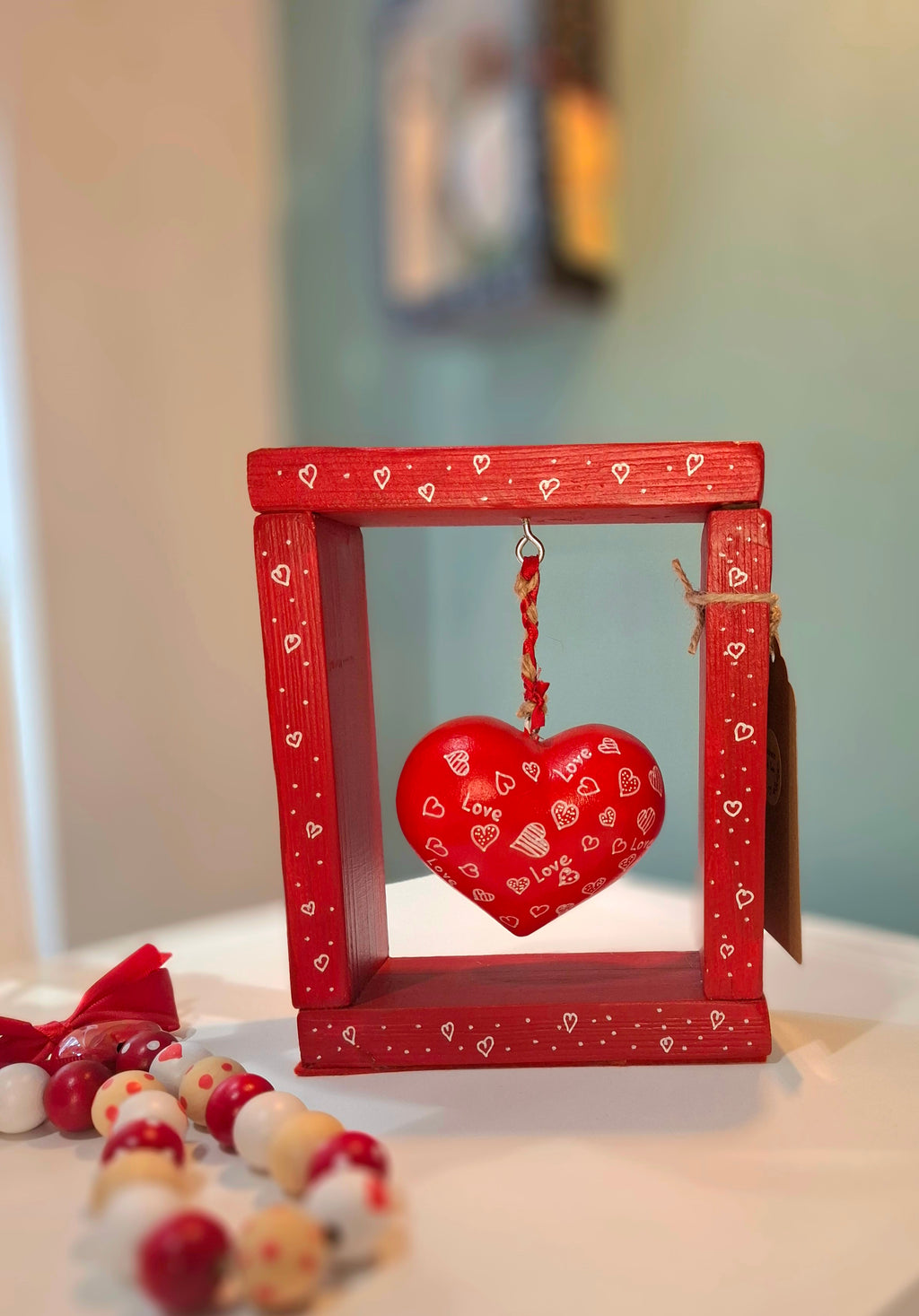 ΜΙΚΡΗ ΚΡΕΜΑΣΤΗ ΞΥΛΙΝΗ ΚΑΡΔΙΑ ΣΕ ΠΛΑΙΣΙΟ