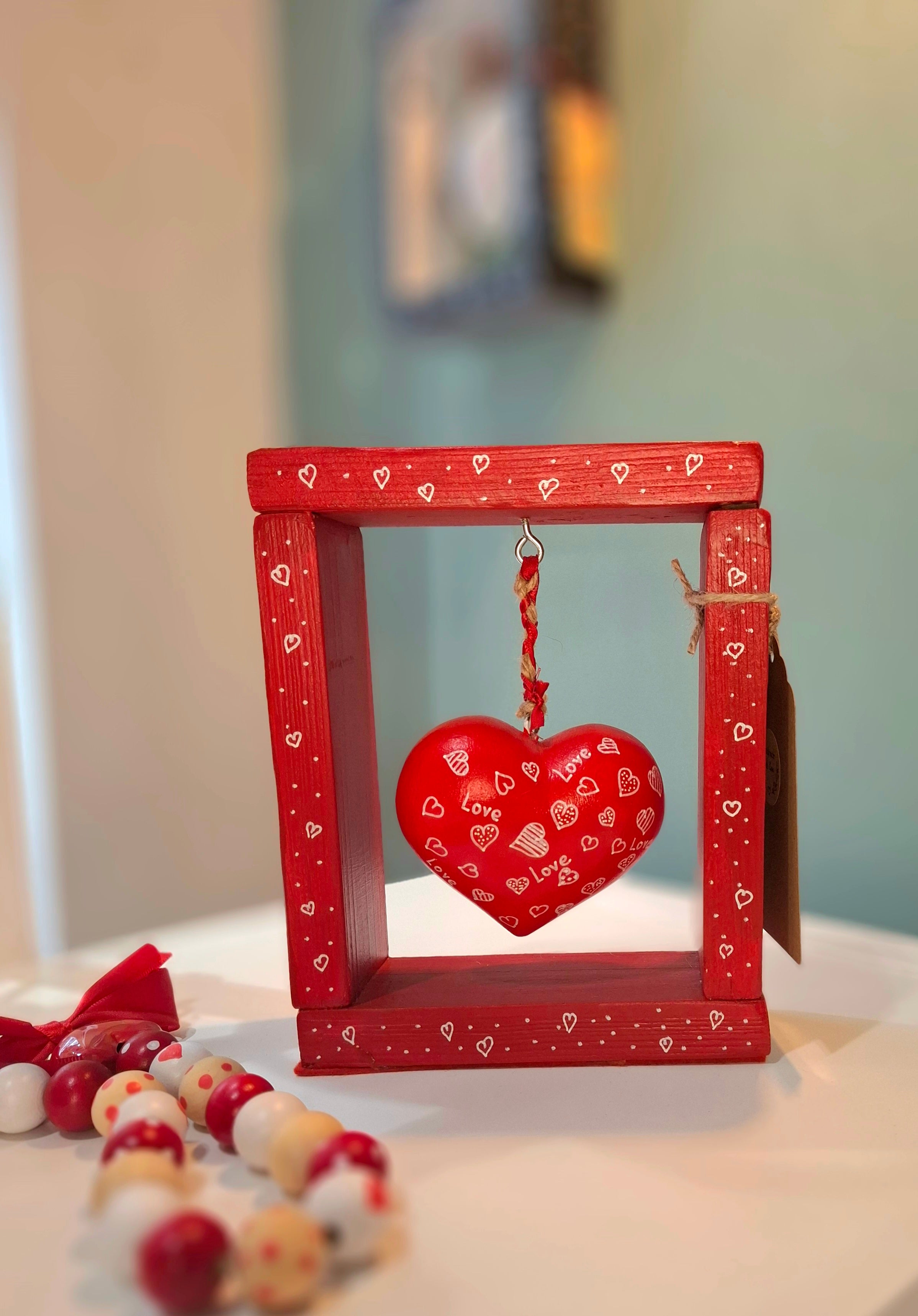 ΜΙΚΡΗ ΚΡΕΜΑΣΤΗ ΞΥΛΙΝΗ ΚΑΡΔΙΑ ΣΕ ΠΛΑΙΣΙΟ