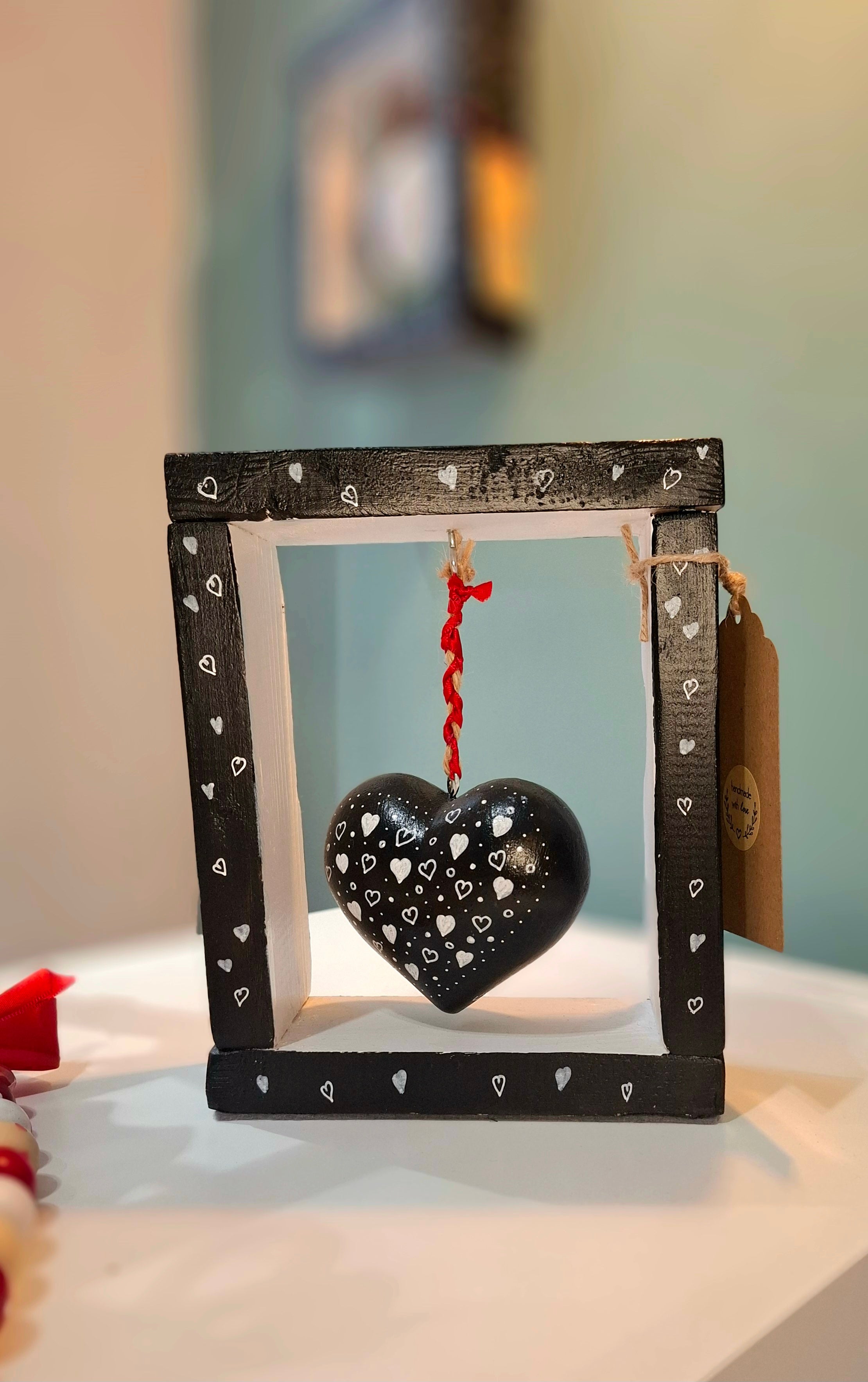 ΜΙΚΡΗ ΚΡΕΜΑΣΤΗ ΞΥΛΙΝΗ ΚΑΡΔΙΑ ΣΕ ΠΛΑΙΣΙΟ