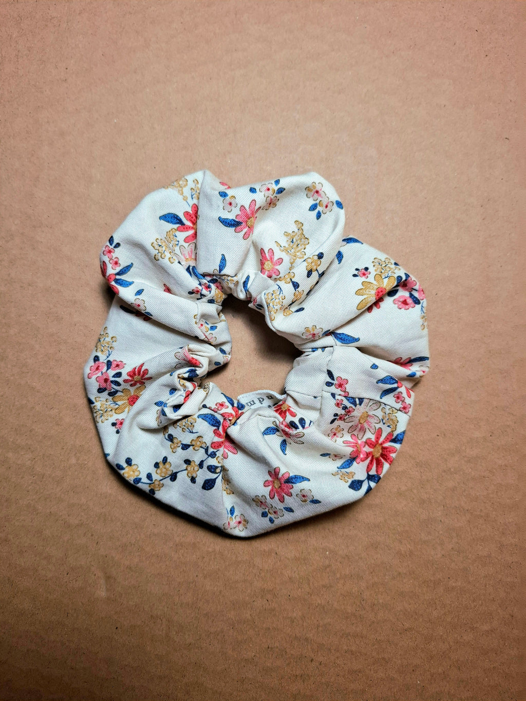 SCRUNCHIE HAIR TIE
